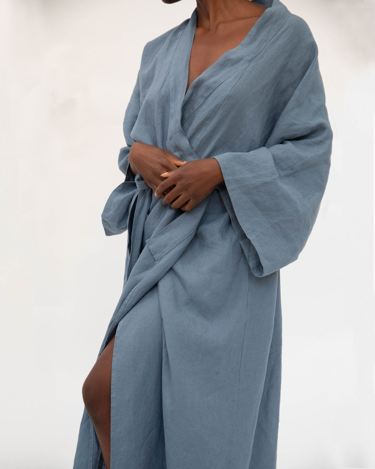 Sai Linen robe in lagoon blue