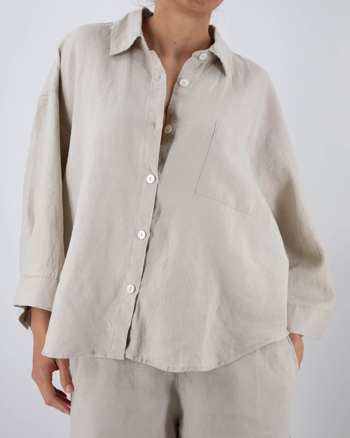 Agnes linen shirt dove gray close up with mother of pearl buttons