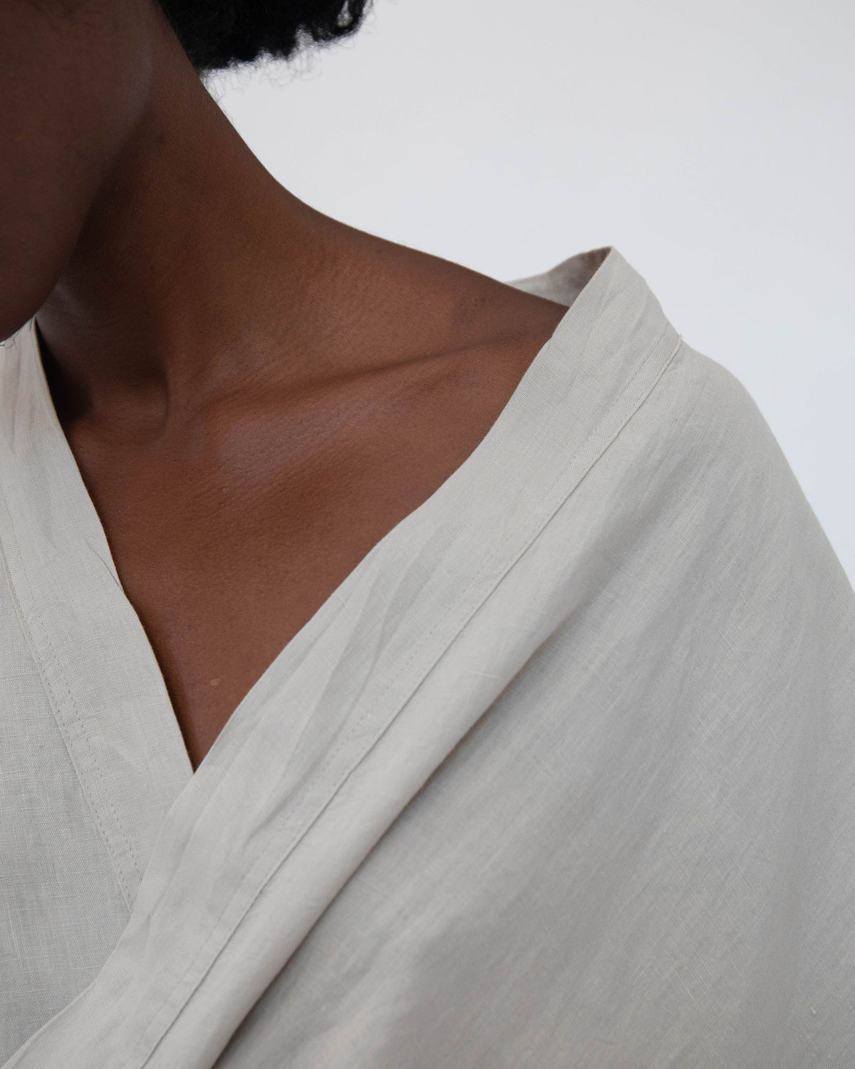 Close up of Kimono style loungwear top near model&#39;s neck in dove gray